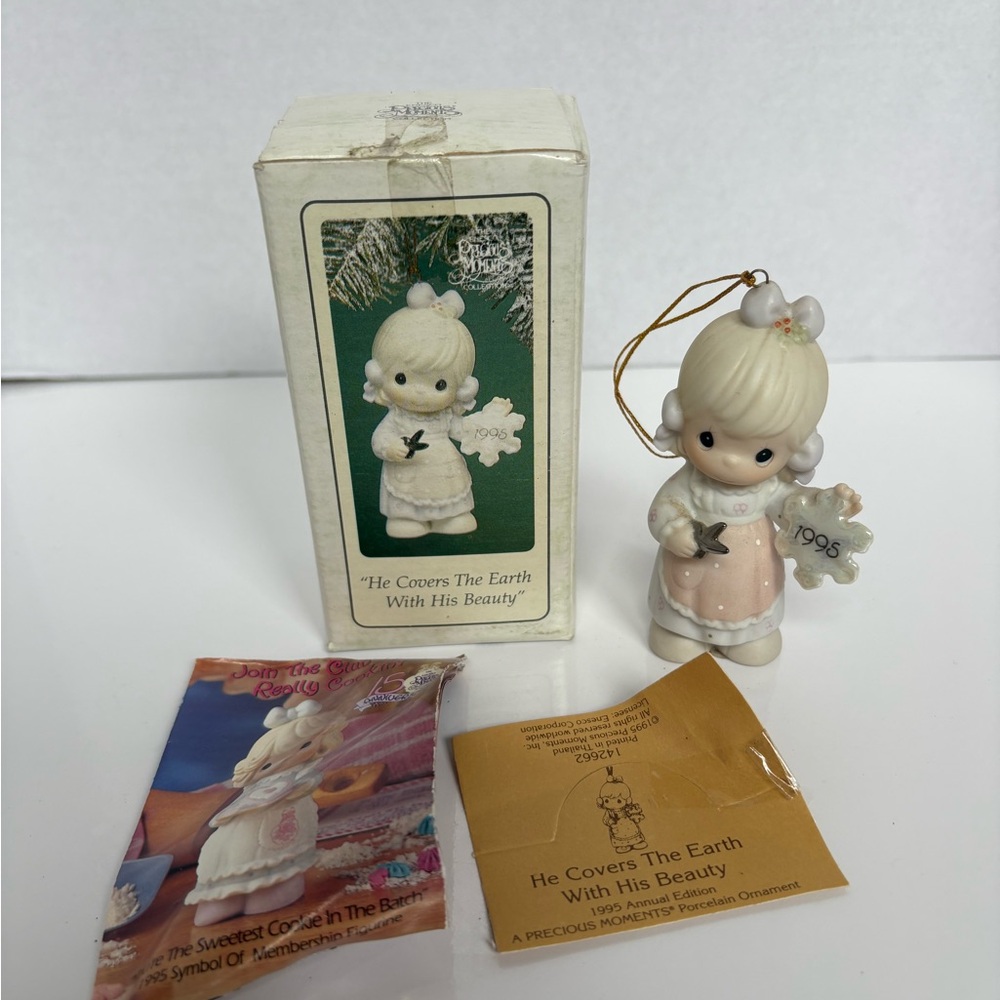 ❄️ Precious Moments 1995 Annual Ornament – “He Covers The Earth With His Beauty”